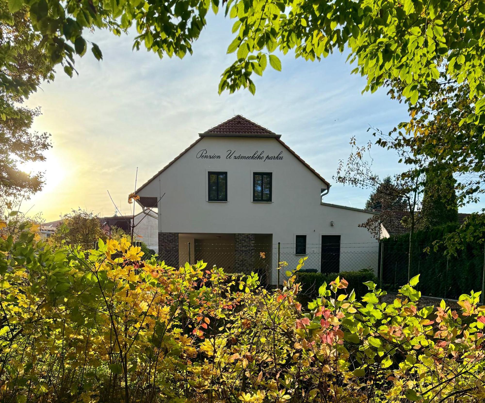 Penzion U Zameckeho Parku Třeboň Exteriör bild